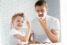 父亲教儿子刮胡子脸