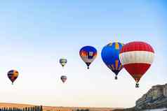 色彩斑斓的空气气球飞行清晰的天空巨大的白色山