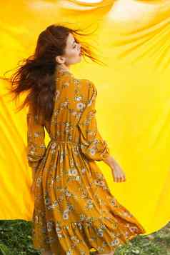 女人衣服摆姿势自然黄色的布新鲜的空气
