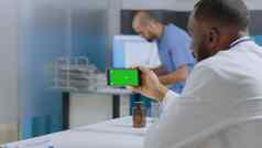 非洲美国专家医生模拟绿色屏幕浓度关键智能手机