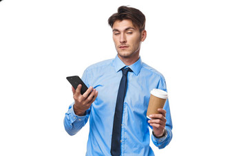 男人。衬衫领带沟通电话杯咖啡工作室生活方式