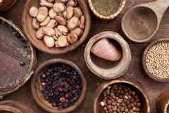 中世纪的食物木陶瓷餐具谷物种子干浆果豆子盐食物