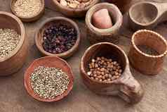 中世纪的食物木陶瓷餐具谷物种子干浆果豆子盐食物