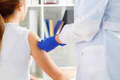 医生手使疫苗接种肩膀病人