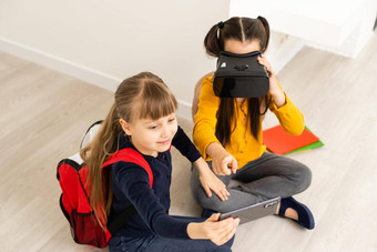研究虚拟现实现代技术有趣的教训虚拟教学在家教育在线女孩孩子研究虚拟学校虚拟教育孩子可爱的学生穿嗯嗯嗯眼镜