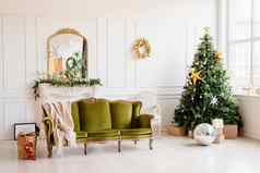 美丽的舒适的生活房间装饰圣诞节