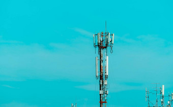 电信塔蓝色的天空背景广播卫星波兰沟通技术电信行业业务移动电信网络电信桥塔