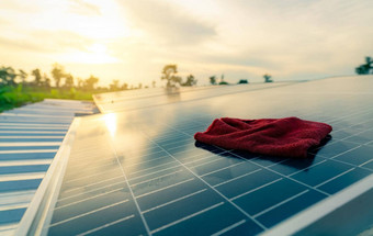 红色的超细纤维布清洁太阳能面板光伏模块太阳能权力绿色能源可持续发展的资源可再生能源太阳能细胞面板维护完整的非常高效。工作