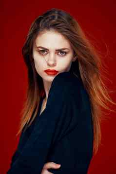 漂亮的女人红色的嘴唇红色的头发魅力摆姿势红色的背景