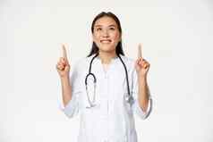 快乐微笑医生亚洲女人医生快乐的脸表达式穿医疗统一的白色背景