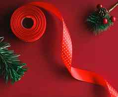 圣诞节平铺假期设计概念装饰点缀圣诞节礼物包装红色的纸背景平躺前视图