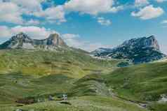 山通过鞍北黑山共和国神奇的绿色视图鞍山Durmitor巨大的黑山共和国