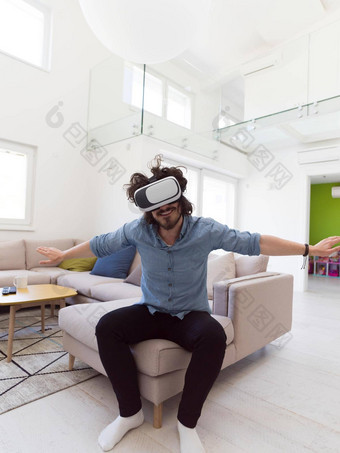 男人。虚拟现实<strong>头戴式</strong>耳机眼镜虚拟现实