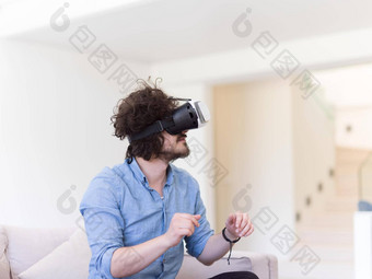 男人。虚拟现实头戴式耳机眼镜虚拟现实