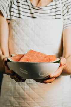 女服务员提供了持有西瓜菜水果健康的生活好吃地中海概念复制空间垂直图像夏天吃让人耳目一新水果