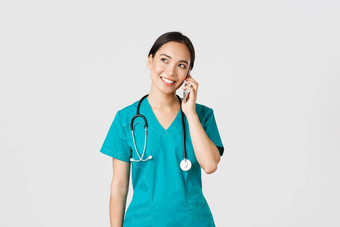 科维德医疗保健工人防止病毒概念漂亮的微笑亚洲女医生医生实习医生风云谈话会说话的电话上左角落里梦幻