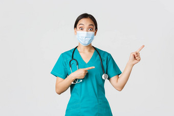 科维德冠状病毒疾病医疗保健工人概念热情的快乐亚洲女医生医生护士医疗面具实习医生风云指出上角落里显示太棒了促销