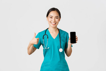 科维德医疗保健工人在线医学概念肖像年轻的亚洲女医生医生实习医生风云显示竖起大拇指智能手机屏幕促进应用程序白色背景