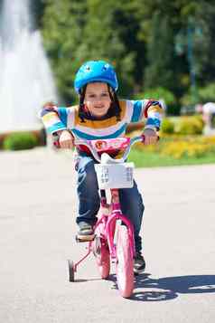 快乐男孩学习骑自行车