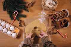 人视图女人使姜饼首页女切割饼干姜饼面团圣诞节一年传统概念圣诞节面包店快乐制裁视图