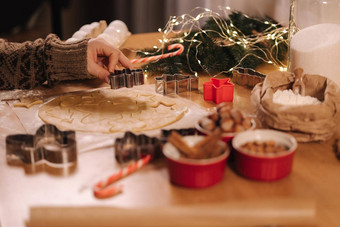 女人使姜饼首页女切割饼干姜饼面团圣诞节一年传统概念圣诞节面包店快乐制裁