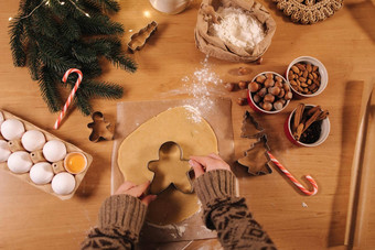 女人使姜饼首页女切割饼干姜饼面团圣诞节一年传统概念圣诞节面包店快乐制裁人视图