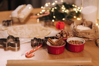 女人使姜饼首页女切割饼干姜饼面团圣诞节一年传统概念圣诞节面包店快乐制裁