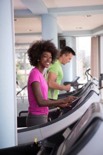人exercisinng有氧运动<strong>跑步机</strong>健身房