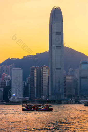 在香港香港游客船旅游服务维多利亚港城市视图背景日落视图九龙一边在香港香港