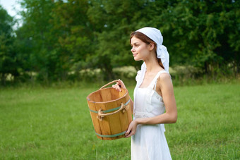 女人白色衣服村在户外绿色草农民