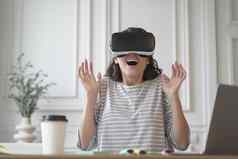 兴奋企业家夫人测试虚拟现实技术穿眼镜坐着首页办公室