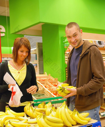 快乐夫妇购买香蕉