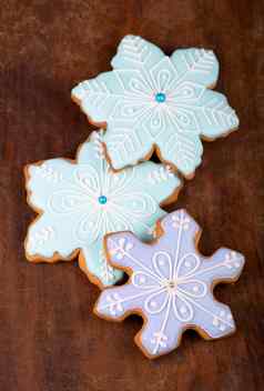 自制的姜饼饼干节日圣诞节一年糖果形式蓝色的雪花背景卡木董事会