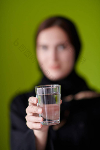 女人阿巴亚持有日期水果玻璃水