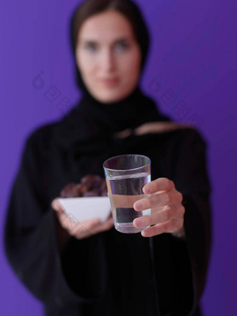 女人阿巴亚持有日期水果玻璃水