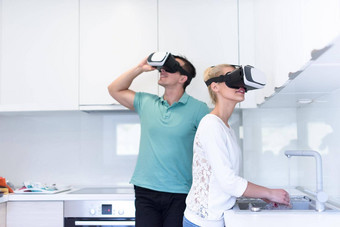 年轻的夫妇虚拟现实头戴式耳机眼镜虚拟现实