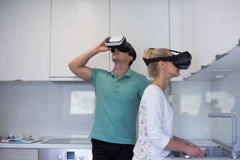 年轻的夫妇虚拟现实<strong>头戴式</strong>耳机眼镜虚拟现实