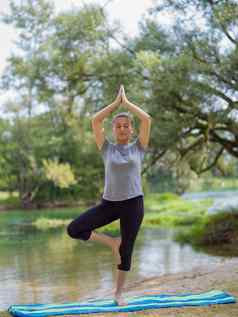女人冥想瑜伽锻炼