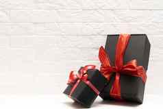 礼物红色的丝带黑色的礼物盒子