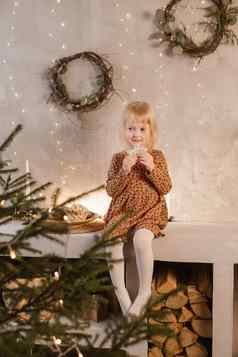女孩玩圣诞节夏娃美丽的房子装饰一年假期北欧国家室内生活冷杉树木楼梯