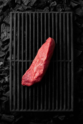 一块精益<strong>猪肉</strong>里脊肉黑色的投铁烧烤炉篦冷煤