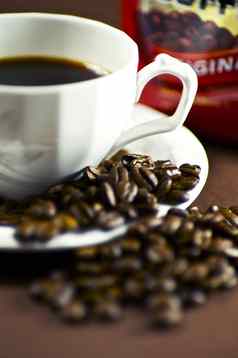 咖啡杯咖啡豆子垂直工作室摄影白色咖啡杯棕色（的）新鲜的咖啡豆子