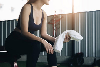 健康的女人放松健身房瑜伽类健身房健身健康的概念
