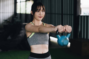 女人锻炼齿轮锻炼哑铃锻炼类健身房生活方式健康的健身健身房锻炼锻炼概念