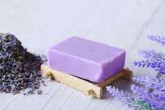 自制的自然肥皂酒吧薰衣草花紫色的背景