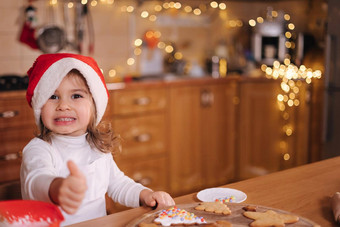 女孩圣诞老人他装修姜饼五彩缤纷的珠子圣诞节一年传统概念圣诞节面包店快乐制裁