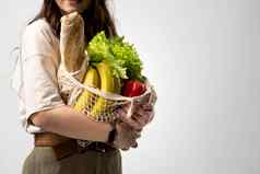 浪费概念复制空间女人持有可重用的网购物袋蔬菜产品生态友好的网购物者浪费塑料免费的概念