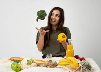快乐女人绿色t恤拆包购物网生态袋健康的蔬菜水果面包零食厨房首页扔西兰花空气健康的吃素食者概念
