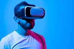男人。眼镜虚拟现实未来技术概念