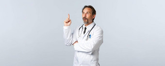 科维德冠状病毒爆发医疗保健工人流感大流行概念兴奋医生白色外套使启示提高指数手指尤里卡手势优秀的的想法